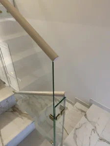 Скляна огорожа